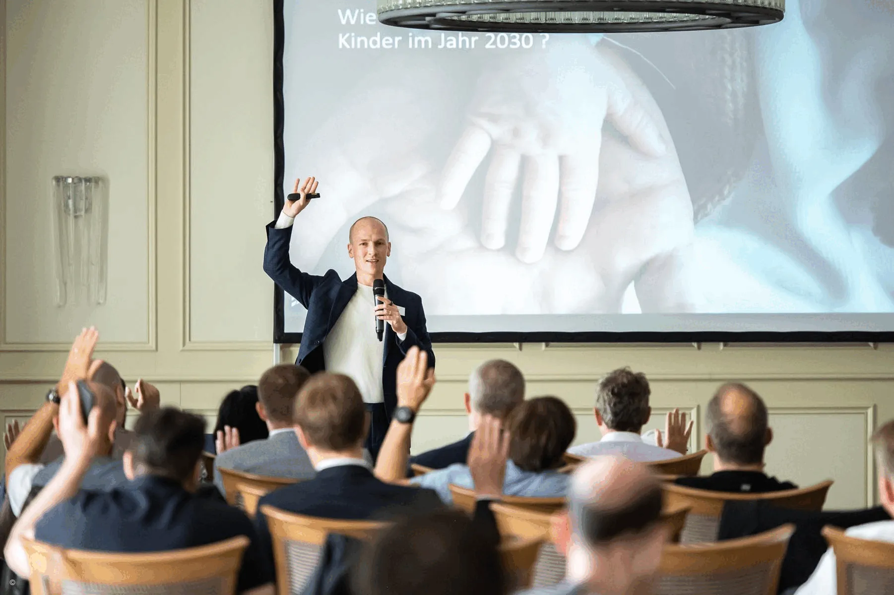 David Borst hält eine Keynote vor Mittelstands-Publikum zu KI-Einführung